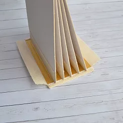 Переплет на 6 разворотов, с листами 15х15, цвет золотой, шаг 1 см