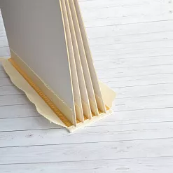 Переплет на 6 разворотов, с листами 25х25, цвет золотой, шаг 0,7 см