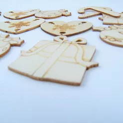 Набор деревянных вырубок "Подарки, игрушки, сердца", 16 шт (Trimcraft) Набор деревянных вырубок "Подарки, игрушки, сердца", 16 шт (Trimcraft)