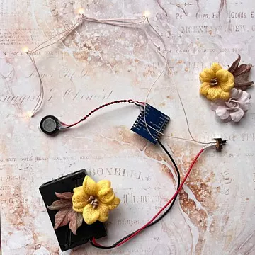 Музыкальный модуль с 4 желтыми светодиодами и мелодией "Учат в школе", сменная батарейка (ScrapIllumination)