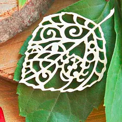 Украшение из чипборда "Ажурный листик" (ScrapКрым) Украшение из чипборда "Ажурный листик" (ScrapКрым)