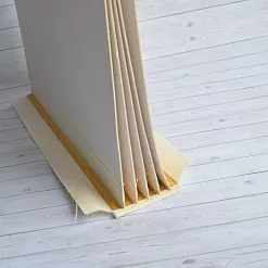 Переплет на 6 разворотов, с листами 30х20, цвет золотой, шаг 0,7 см