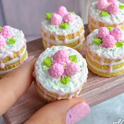 Миниатюра "Торт с клубничным кремом", 1 шт (Югарт) Миниатюра "Торт с клубничным кремом", 1 шт (Югарт)