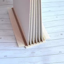 Переплет на 7 разворотов, с листами 20х30, цвет крафт, шаг 0,7 см